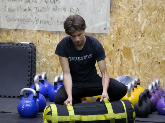 Joven entrenando en Intensive Functional Training